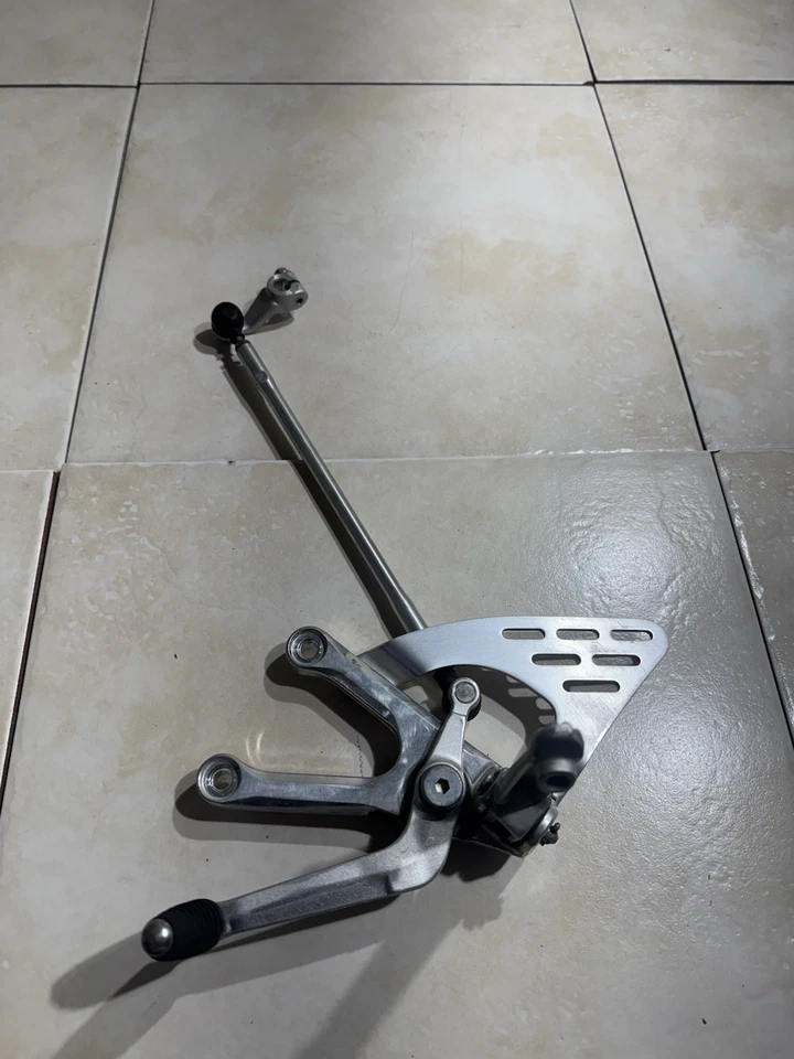 Yamaha YZFR6 R6 левый кронштейн переключатель передач в сборе 2005 2003 2004 - Изображение 2 из 4