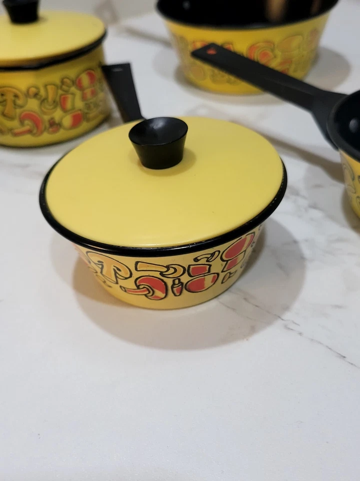 Juego de ollas y sartenes de cocina vintage con tapas impresionantes piezas de los años 60 Foto 4 de 4