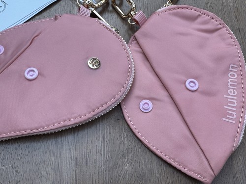 NEU MIT ETIKETT LULULEMON DOPPELTE TASCHE ARMBAND Herz gewürzter Chai Pink Haze Gold - Bild 3 von 10