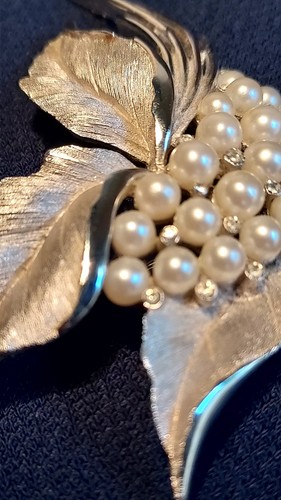 Crown Trifari Vintage Silver Tone Faux Pearl Rhinestone Signed Brooch Preowned - Picture 8 of 14