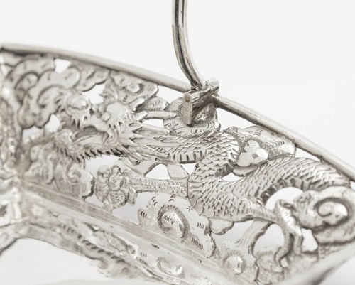 Antigua cesta japonesa con mango oscilante de plata dragones y nubes del período Meiji - Imagen 9 de 13
