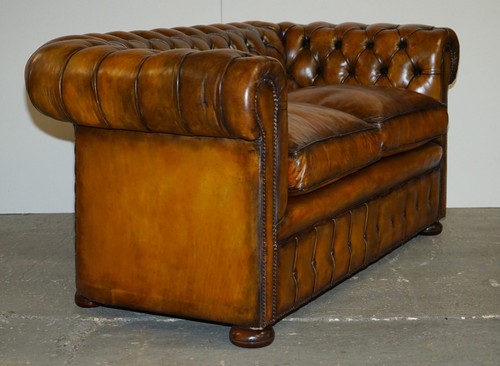 1940'S ENGLISH HAND DYED RESTORED WHISKY BROWN LEATHER CHESTERFIELD CLUB SOFA - Picture 15 of 19