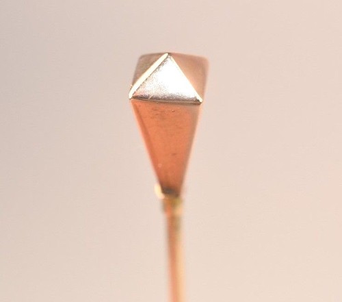 ANTIQUE 14K YELLOW GOLD SHORT 5 INCH HATPIN W/ 3-D PYRAMID 4-SIDED TRIANGLE TOP - Picture 2 of 6