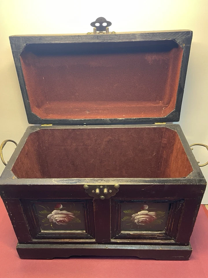 Caja de pecho pintada a mano con motivo de flores Foto 3 de 4