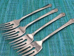 SET OF FOUR CUBE Oneida Stainless DAMASK ROSE Dinner Forks SET OF FOUR CUBE Oneida Stainless DAMASK ROSE Dinner Forks