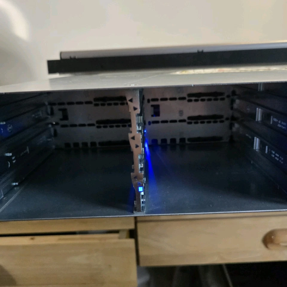 EMC Dell PAE2Si Clariion AX150 12x 3.5" Bay iSCSI  - Image 3 of 4