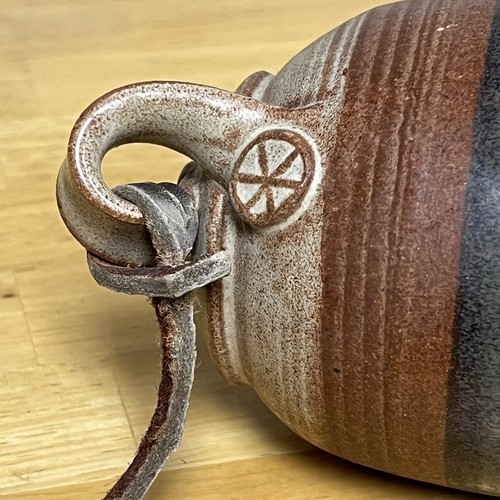 Vintage Wandvase Kunst Studio Keramik Lederriemen Henkel Kunsthandwerk Steinzeug MCM Lesen - Bild 10 von 24