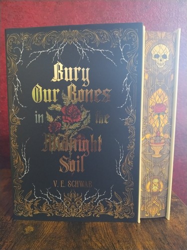 Bury our Bones in the Midnight Soil VE Schwab Owlcrate Special Edition Sprayed - Bild 1 von 14