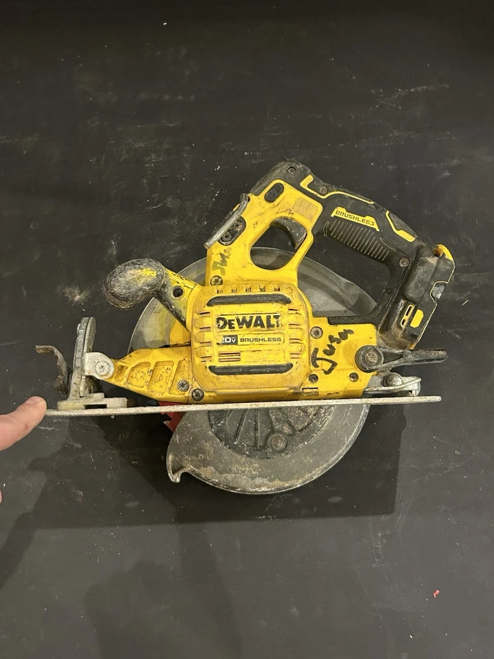(MA3) DeWALT 20V Max 7-1/4" in. DCS573 Brushless Circular Saw FLEXVOLT Tool Only - Image 3 of 4