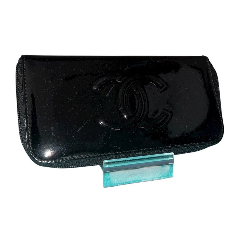 Cartera Chanel charol camelia cremallera - negra con flores multicolores Foto 4 de 4