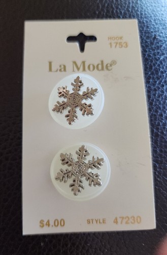 (6) VINTAGE La MODE 3/4" SILVER SNOWFLAKE WHITE PLASTIC SHANK BUTTONS - Picture 4 of 5