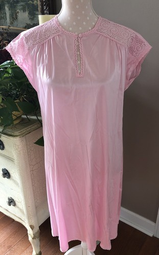 Vanity Fair Nylon Gown & Robe Set Lace Trim Keyhole Oversized XS Read - Picture 2 of 17