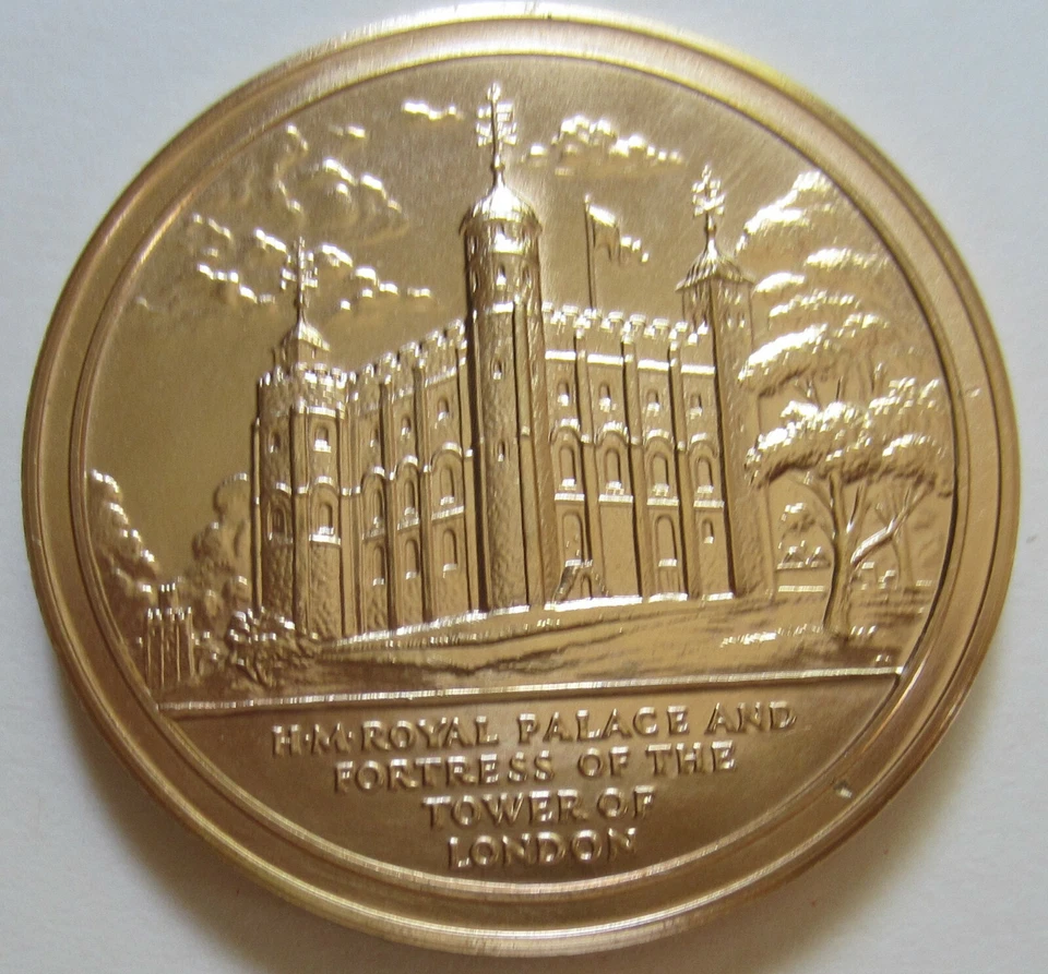 The Yeomen warders of the Tower of London Golded Bronze Royal Palace Medal (K68) - Image 4 of 4