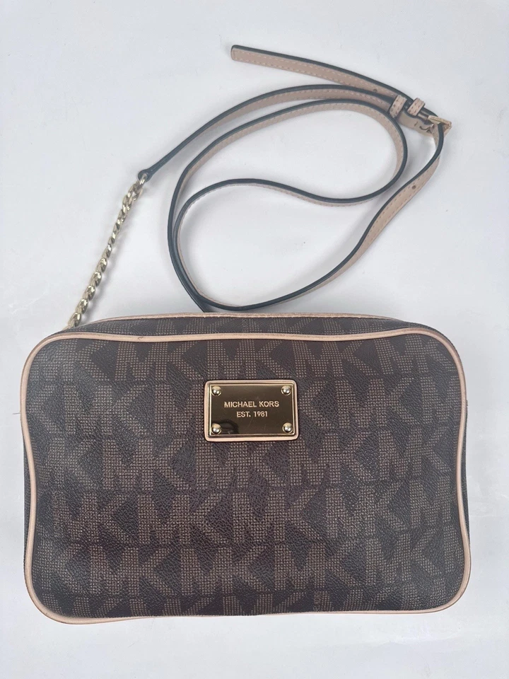 Bolsa carteiro Michael Kors jet set pequena couro marrom/bege assinatura MK - Imagem 2 de 4