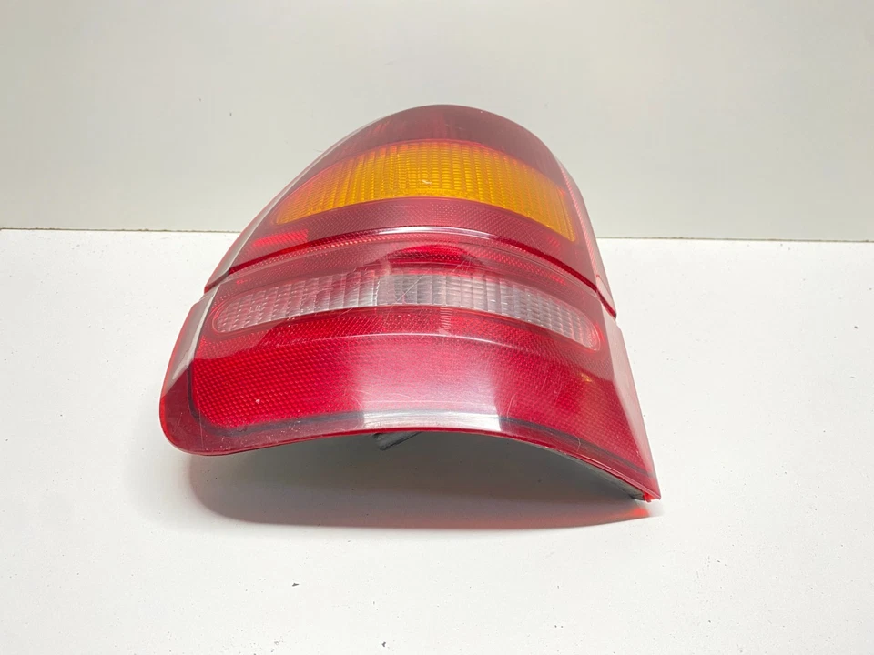 1995 - 1998 FORD WINDSTAR LANTERNA TRASEIRA ESQUERDA QTR PAINEL MONTADO FABRICANTE DE EQUIPAMENTO ORIGINAL, 166-01555 - Imagem 3 de 4