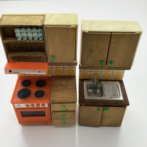 LUNDBY Kitchen Doohouse Range/Stove Sink Cabinets 1:16 VTG Table & 1 Chair - Picture 2 of 13