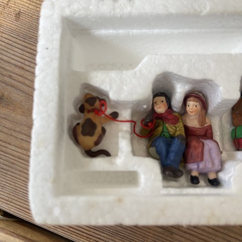 Heritage Coll Dept. 56 #5866-1 Juego de accesorios Navidad en el parque 3 piezas. - Imagen 2 de 4