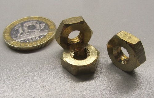 Tuerca hexagonal delgada extra ancha de latón, derecha, 1/4"-20 x 1/2" de ancho x 11/64" HT, 50 piezas - Imagen 4 de 11