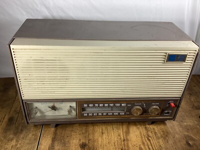 希少　ゼネラル・エレクトリック（GE）のモデルC530A AM/FM真空管ラジオ Mocha Tan Brown General Electric Model C530A AM/FM Vacuum