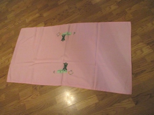 Cubierta de mesa coreana ~ rosa claro ~ 27.0" x 51.25" ~ 1968 ~ vintage - Imagen 2 de 8