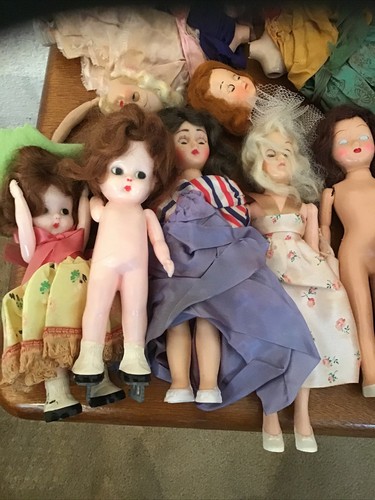 "17 muñecas pequeñas antiguas en total (3 libros de cuentos) otras sin marcar (2 necesitan reparación) 6""-7,5""" - Imagen 2 de 12