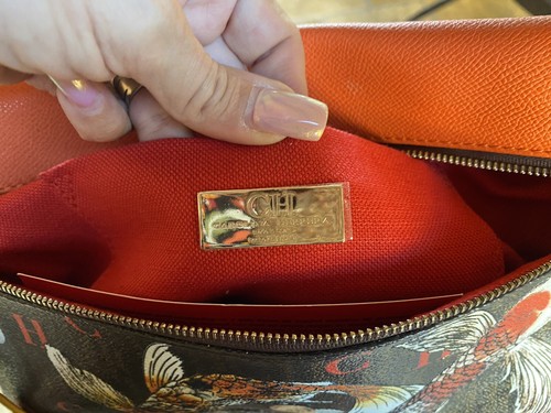 BOLSO BANDOLERA CONVERTIBLE EN RELIEVE CH CAROLINA HERRERA INRO KOI - Imagen 7 de 11