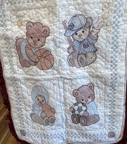 Osos deportivos Bucilla hechos a mano punto de cruz para niños 33x40 recortados en borgoña usados en excelente estado - Imagen 2 de 16