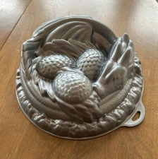 Game Of Thrones Sleeping Dragon & 3 Eggs 10" Bundt Cake Mold Pan ThinkGeek Cast