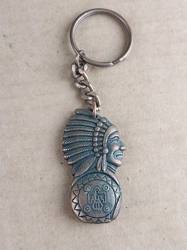 Vintage 2-seitiger Arizona Indianerhäuptling im Profil messingfarben Metall Souvenir Schlüsselanhänger - Bild 1 von 6