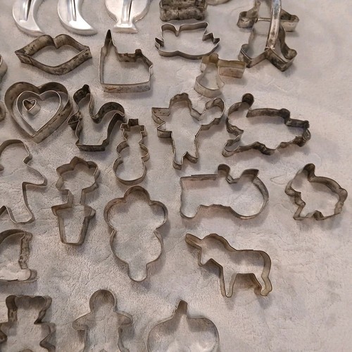 Lote de 45 Aluminio Metal Misc. Cortadores de galletas tamaños y formas 7 con asas  - Imagen 5 de 11