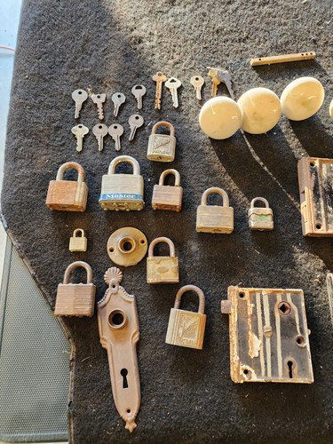 Vintage Lot of Door Locks Padlocks With Door Knobs - Picture 4 of 8