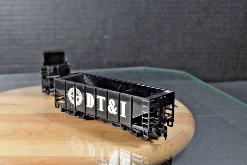 2 DT&I Schotterbehälterwagen mit bedienbaren Rutschen und Rutschenöffnungsgleis - Bild 4 von 11