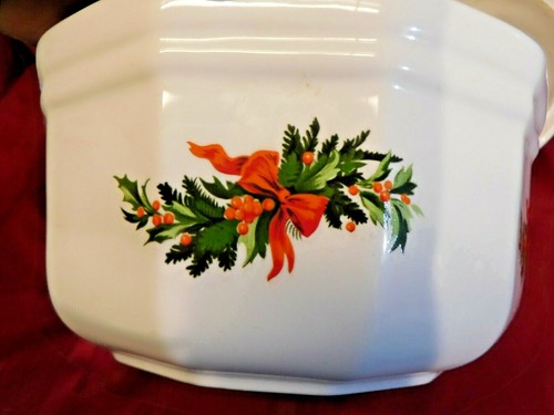 Pfaltzgraff Christmas Heritage 1.75 Qt Covered Casserole Dish Holly  2-315 - Picture 5 of 9