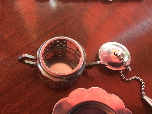 VINTAGE LITTLE MINI TEAPOT LOOSE TEA INFUSER + CHAIN - Picture 4 of 5