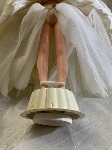Vintage 1963 EEGEE Co. Musical 15'' Bride Doll on Wind- Up Turntable - Picture 9 of 9
