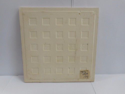SIGNED MARTIN BOYD HAND PAINTED TILE DECORATED WITH ABORIGINAL ELDER / AUSTRALIA - Picture 3 of 4