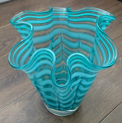 MCM Royal Gallery 10,5'' Glas Taschentuch Vase gewellter Rand türkis weiß sehr guter Zustand