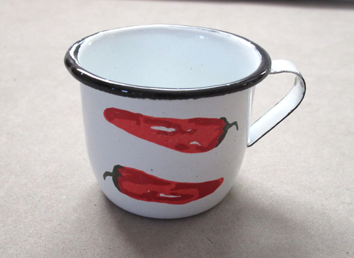"Taza pequeña esmaltada blanca con chiles de 2"" de alto" - Imagen 1 de 4