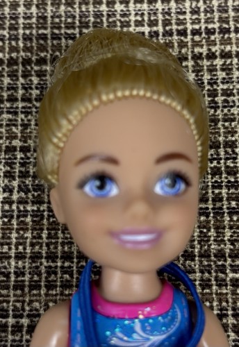 2021 Barbie Chelsea Can Be Ice Skater Puppe blonde Haare Schlittschuh Outfit Schlittschuhe - Bild 2 von 8