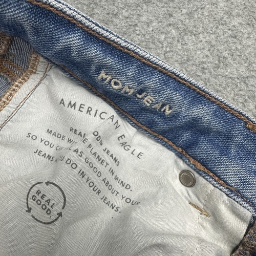 Jeans American Eagle para mujer 4 azules desgastados mamá jean elástico rasgado tiro medio - Imagen 4 de 11