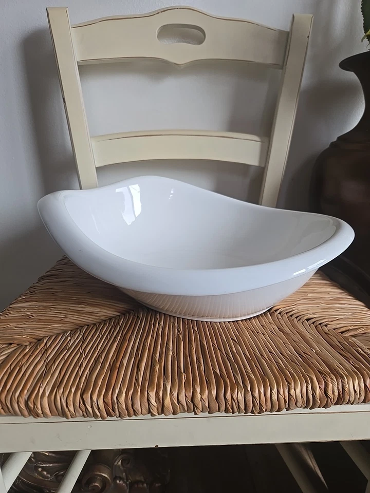 Bañera/tazón de porcelana blanca de 10 Strawberry Street. 13"×10,5" Foto 3 de 4