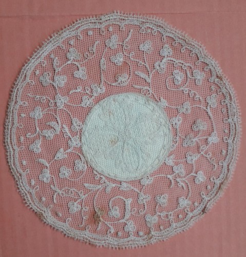 SCHIPPERKE WATERCOLOUR PAINTING ON LACE TABLE MAT - Picture 5 of 5