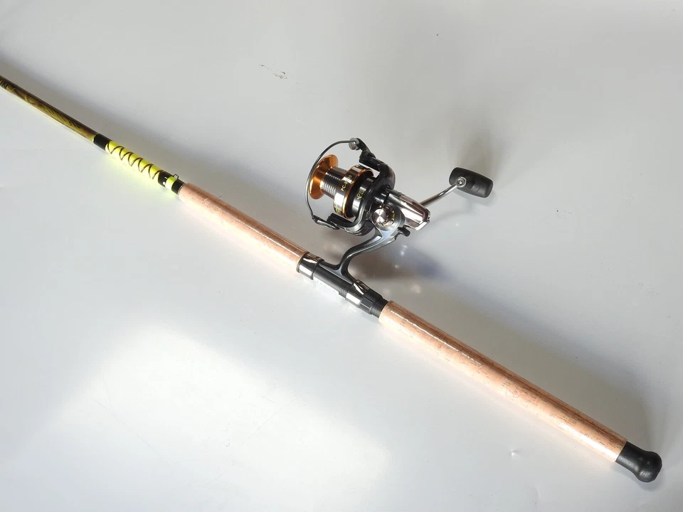 Combo giratorio de camuflaje Catfish 7'6" 1 pieza punta de corcho brillante/carrete giratorio 12+1 BB Foto 3 de 4