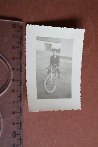 tolles altes Foto -  junger Mann auf Oldtimer Motorrad - Marke ??? - Picture 1 of 5