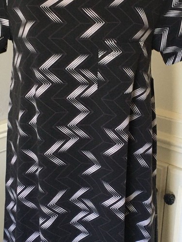 LuLaRoe Carly NWT S BRAND NEW WITH TAGs -- Size SMALL-- FAST SHIPPING - Picture 2 of 6