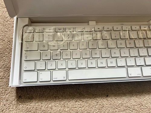 *NEW* Apple USB Keyboard with Numeric Keypad - model A1243 - Photo 8/10