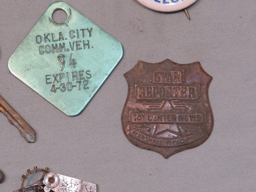 Vintage Pinbacks, Keys, Mother of Pearl Nail File, Toy Badges, Etc - Bild 4 von 6