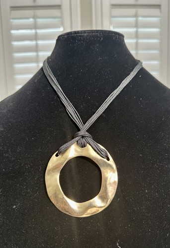 Nuevo collar Chicos tono dorado metal llamativo hilo de cuero $45.99 - Imagen 2 de 8