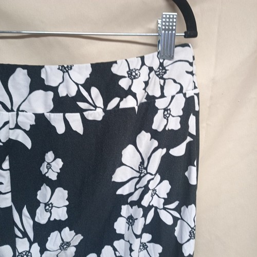 Terra & Sky Womens Size 1X 16W-18W Black & White Floral Stretch Capri Leggings - Imagen 10 de 18