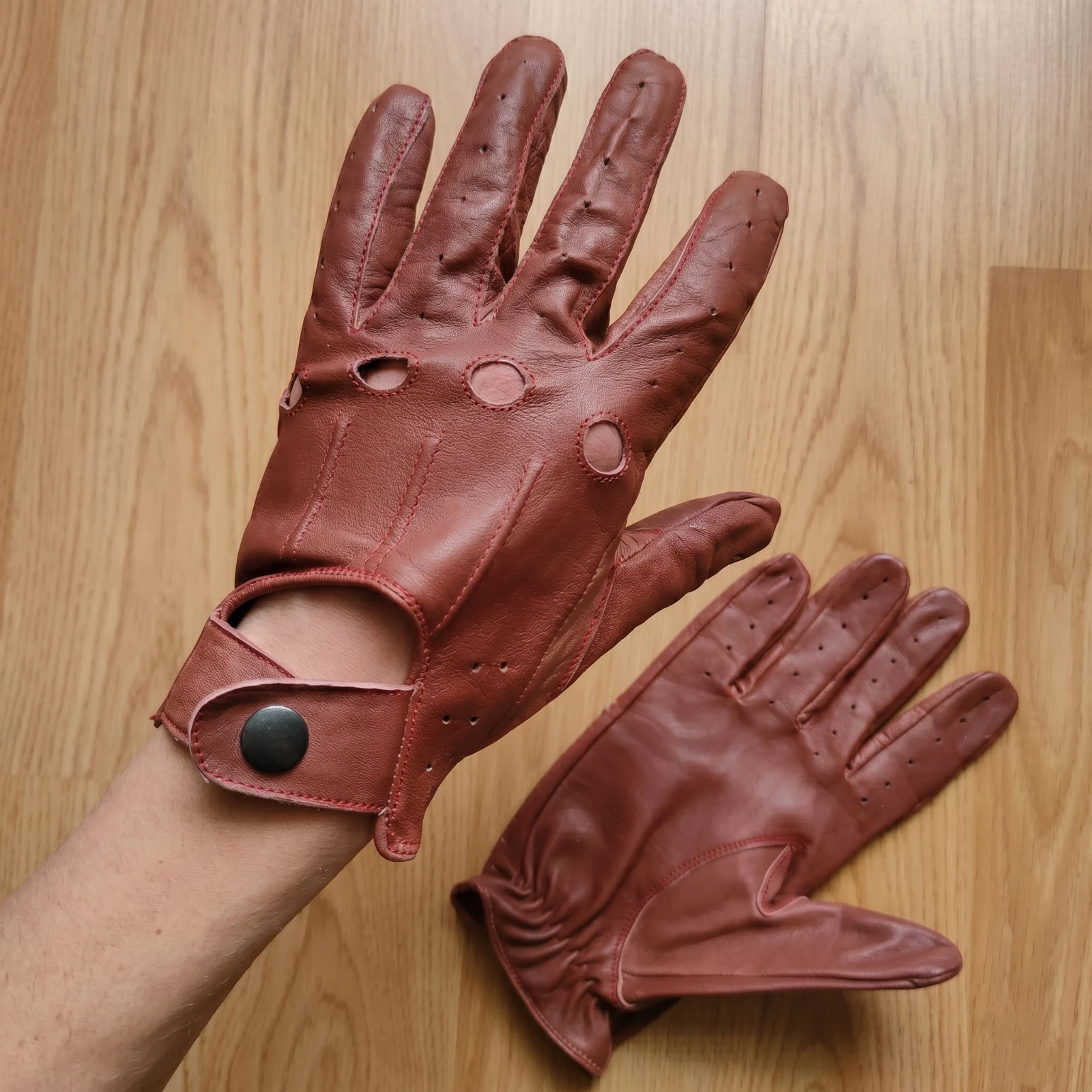 Vintage Men’s Genuine Leather Driving Gloves – Perforated Racing Motorbike Mitts
Opens in a new wind